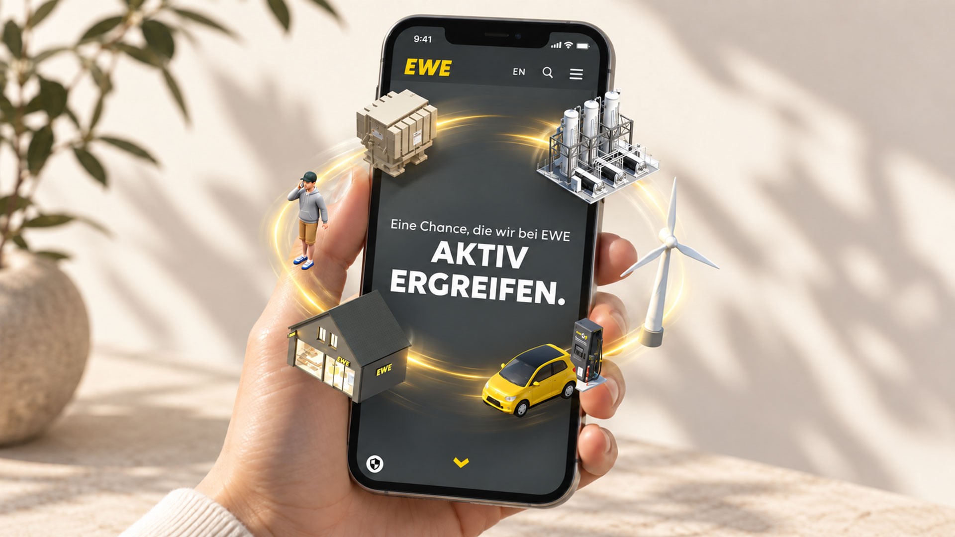 Mobiler EWE-Einstieg mit Gebäuden, Windrad und gelbem Fahrzeug