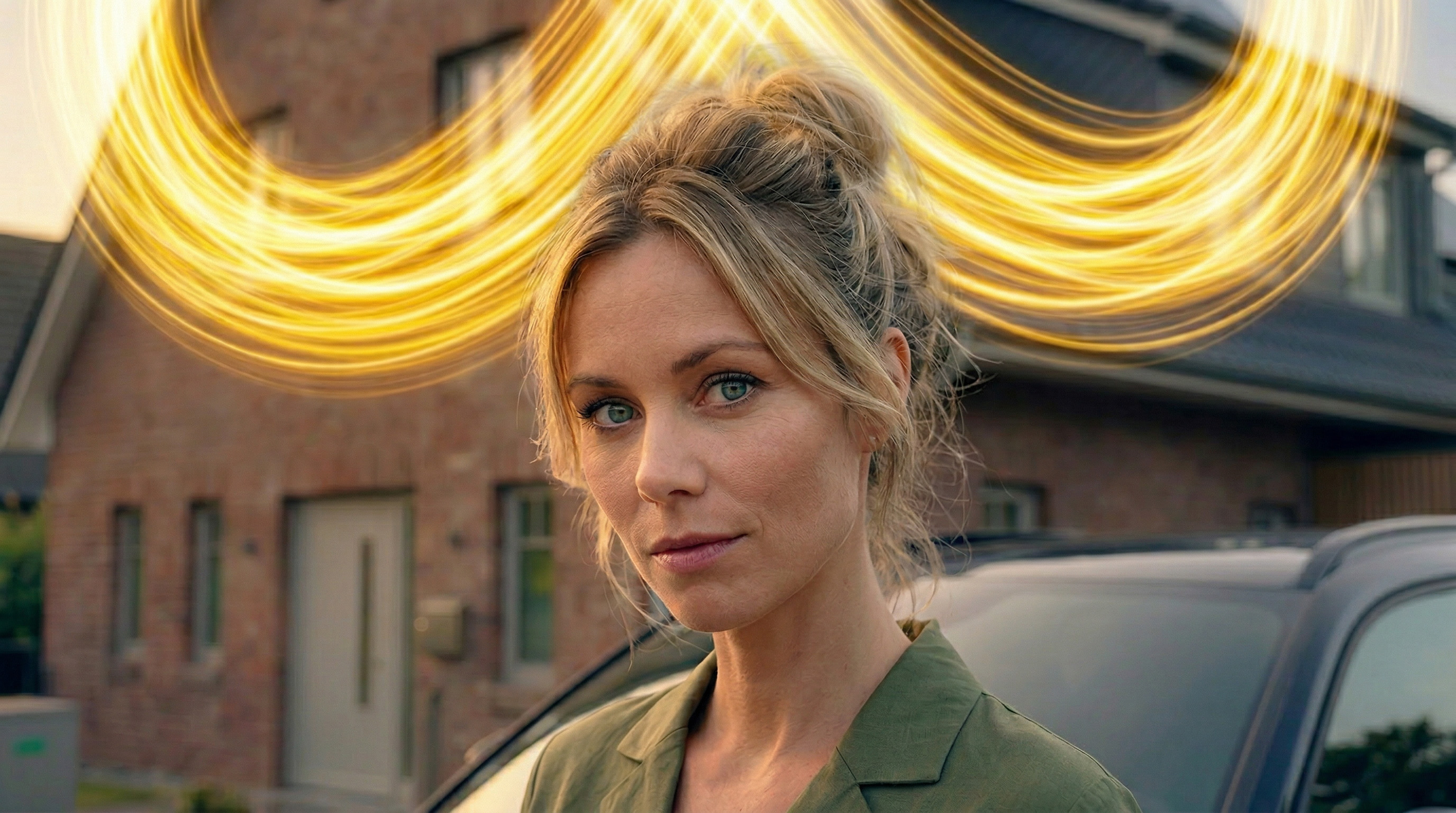 Resident in front of a house with the golden EWE Flow light trail