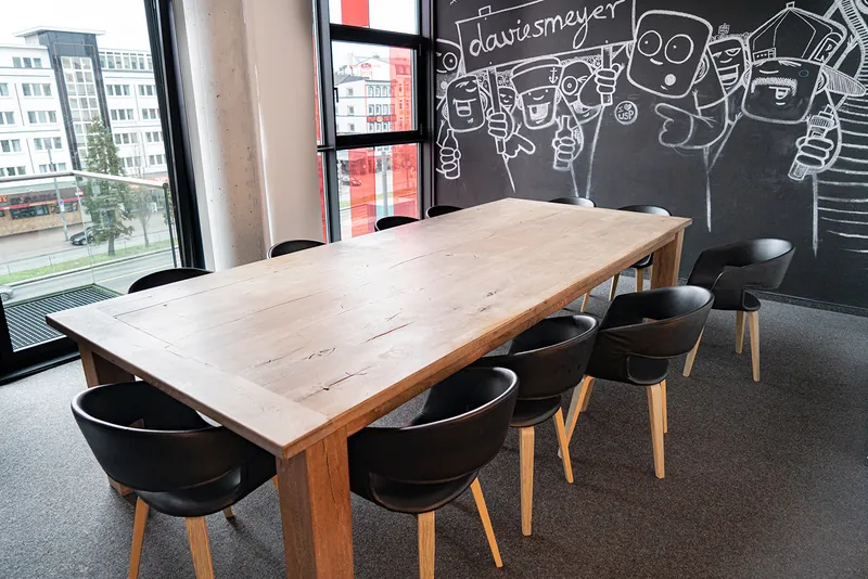 Besprechungsraum im Hamburger Davies-Meyer-Büro mit gezeichneter Wand und Blick auf St. Pauli